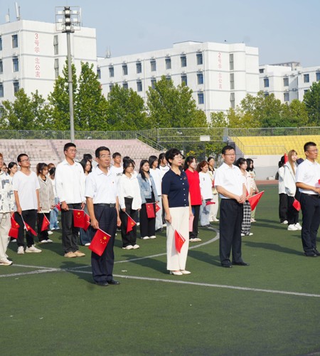 迎国庆山河锦绣 育青年使命铿锵 —— 我校举行2025年国庆节升旗仪式